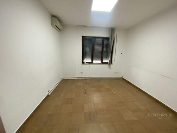 Tirane, jepet me qera apartament 2+1+BLK Kati 9, 111 m² 500 Euro (Rruga e Barikadave)