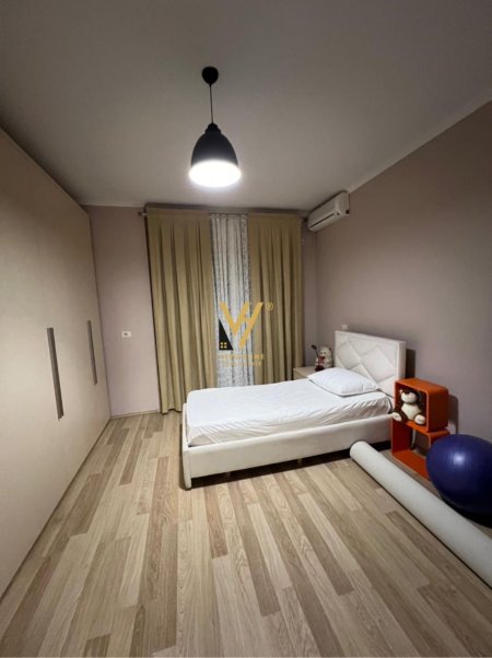 JEPET APARTAMENT 2+1+2+BLK ME QERA TE RRUGA MYSLYM SHYRI 1.100 EURO