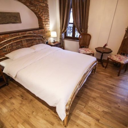 KORCE / JEPET ME QERA NE QENDER TE KORCES ,VILA SONNET