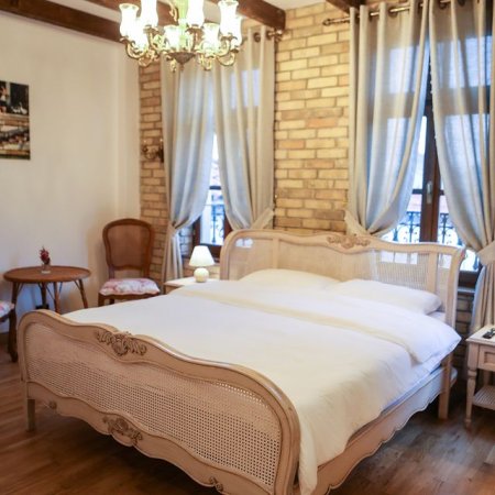 KORCE / JEPET ME QERA NE QENDER TE KORCES ,VILA SONNET