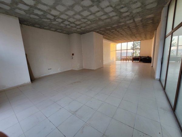 Shitet dyqan ne Fresk 113.3m2 buze rruge