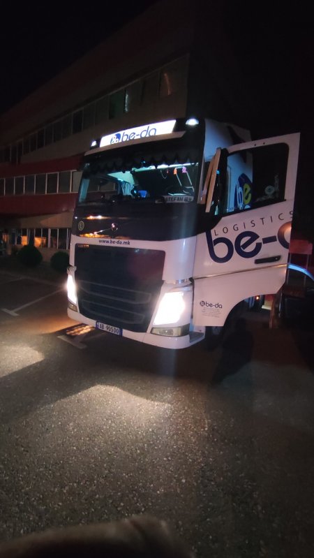 Shes kamion (koke terheqese viti 2014, Marka Volvo + trailer marka Krone, viti 2016)