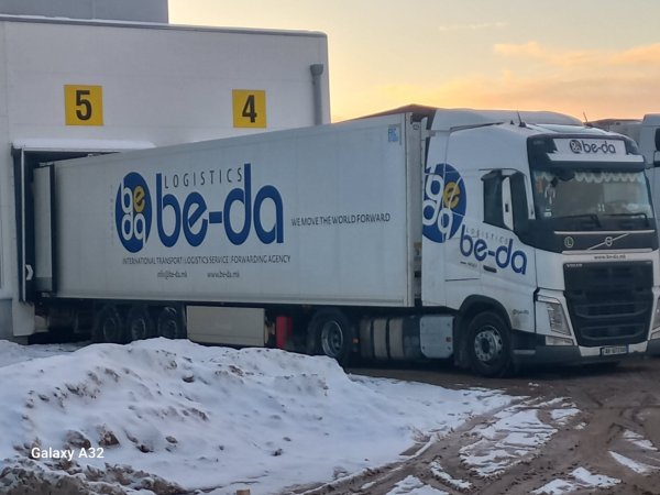 shes kamion (koke terheqese Marka Volvo viti 2020 + trailer gjysem rimorkio, marka Koegel viti 2019)