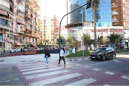 Tirane, shitet magazine Kati -1, 350 m² 255.000 Euro (Farmacia 10)