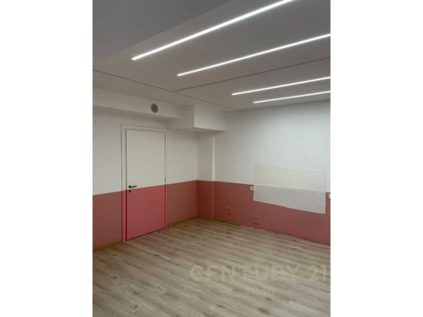 Shitet ambient komercial te Komuna e Parisit.