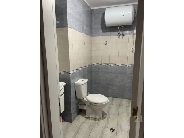 Shitet ambient komercial te Komuna e Parisit.