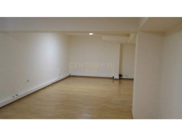 Tirane, shitet dyqan Kati 0, 44 m² 85.000 Euro (Rruga:Idriz Dollaku)