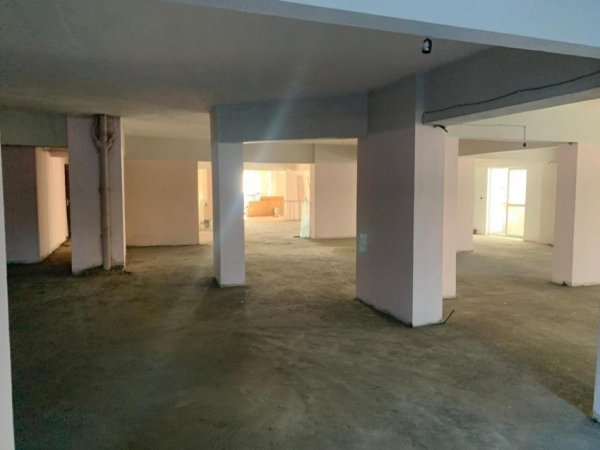 Shitet Njesi Biznesi Buze RRuge ne Laprake -Kati 1