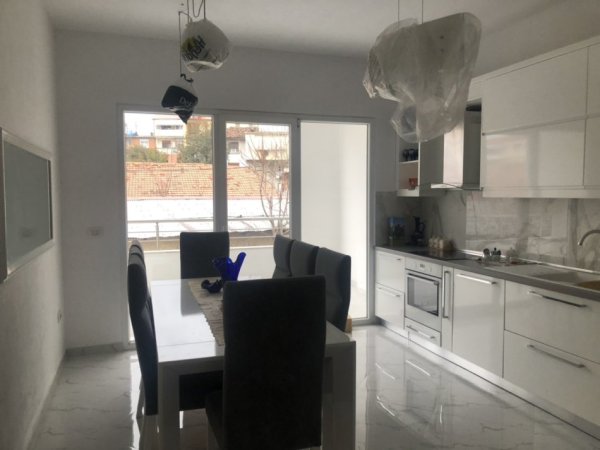 Vilë në shitje  2- kateshe prane  21 Dhjetori 400.000 euro