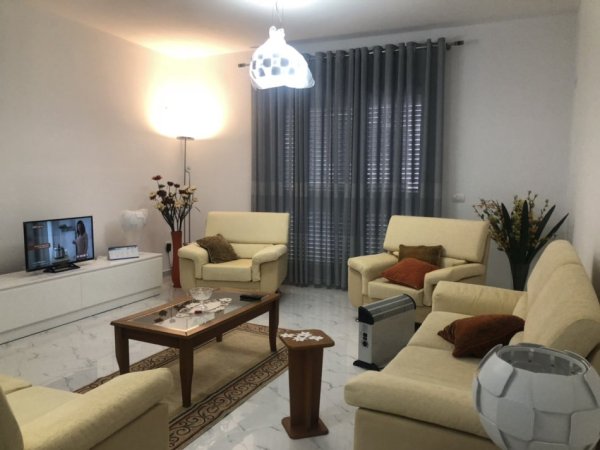 Vilë në shitje  2- kateshe prane  21 Dhjetori 400.000 euro