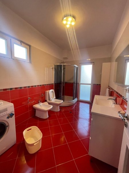 Vilë në shitje  2- kateshe prane  21 Dhjetori 400.000 euro