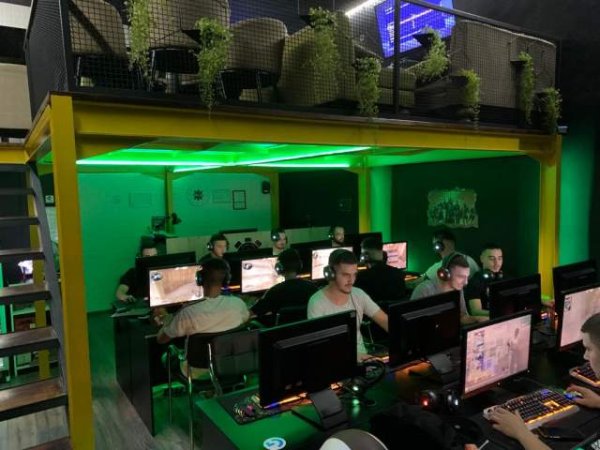 Tirane, shes ambjent biznesi Gaming Center Playstation