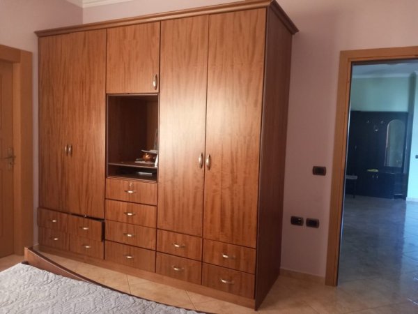 APARTAMENT ME QERA,,YZBERISHT,380 EURO.