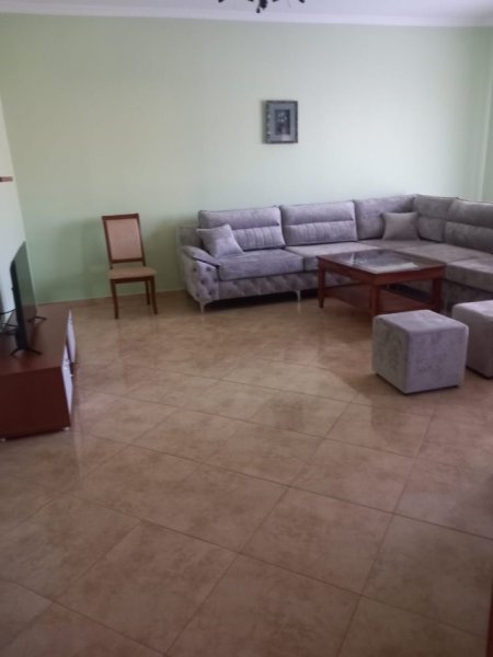APARTAMENT ME QERA,,YZBERISHT,380 EURO.