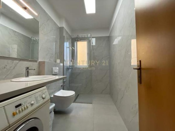 Tirane, jepet me qera apartament 2+1 Kati 4, 89 m² 500 Euro (Bulevardi Zogu i Pare)