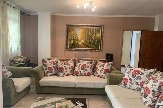 Tirane, jepet me qera apartament 1+1 Kati 2, 80 m² 300 Euro (Rruga e Dibres)