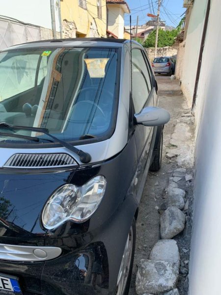 Tirane, shitet makine smart For two Viti 2005, 2.200 Euro