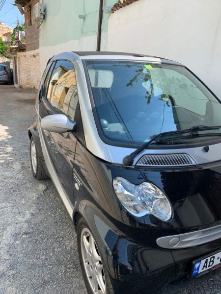 Tirane, shitet makine smart For two Viti 2005, 2.200 Euro
