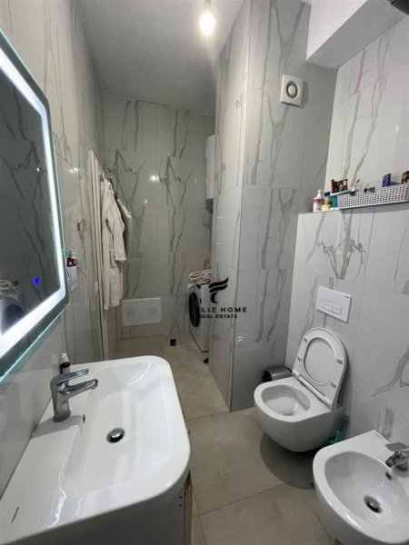 APARTAMENT ME QERA,KOMPLEKSI MANGALEM,450 EURO.