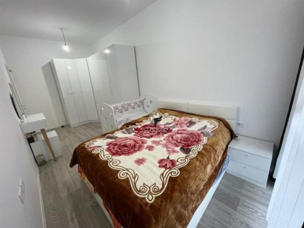 APARTAMENT ME QERA,KOMPLEKSI MANGALEM,450 EURO.