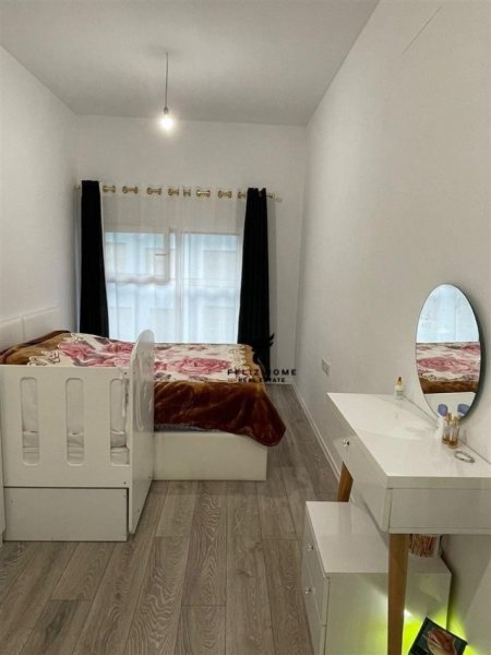 APARTAMENT ME QERA,KOMPLEKSI MANGALEM,450 EURO.