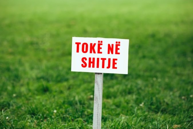 Shitet Shtepi,Tokë-Truall në Petrelë