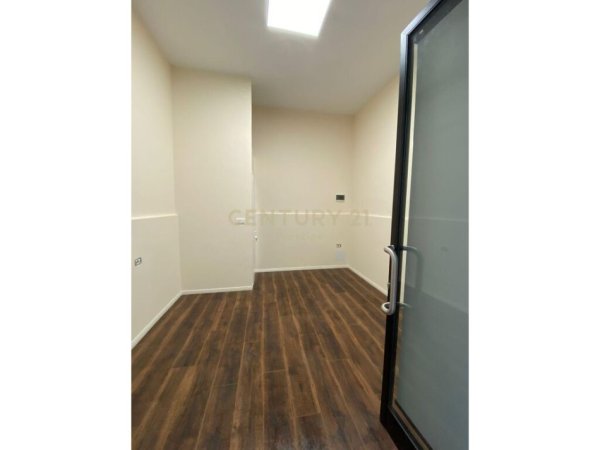 Shitet dyqan te Komuna e Parisit 48.000€