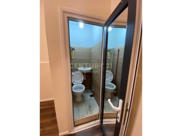 Shitet dyqan te Komuna e Parisit 48.000€