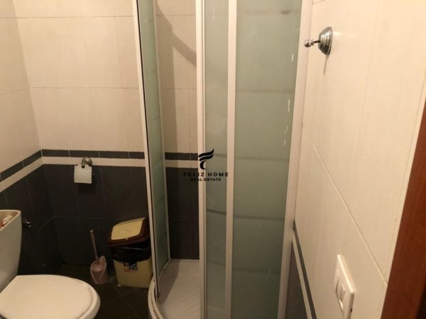 APARTAMENT ME QERA,KOMPLEKSI HALILI,50.000 LEKE.