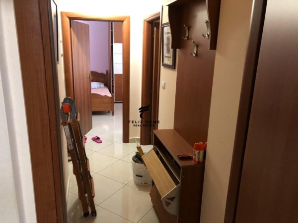 APARTAMENT ME QERA,KOMPLEKSI HALILI,50.000 LEKE.