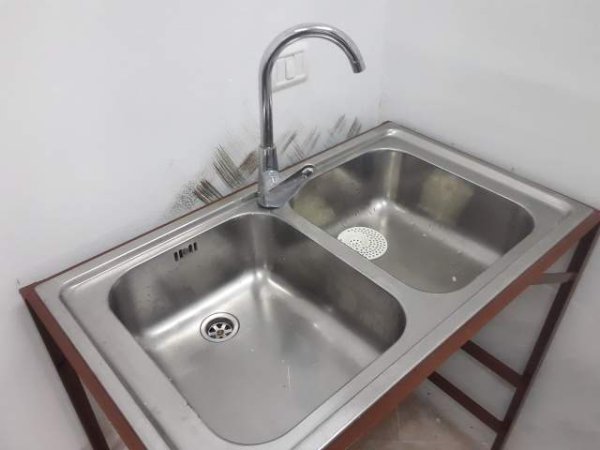 Tirane, shes Banak 2 m i gjatë me syprine kundër ujit, lavapjate
