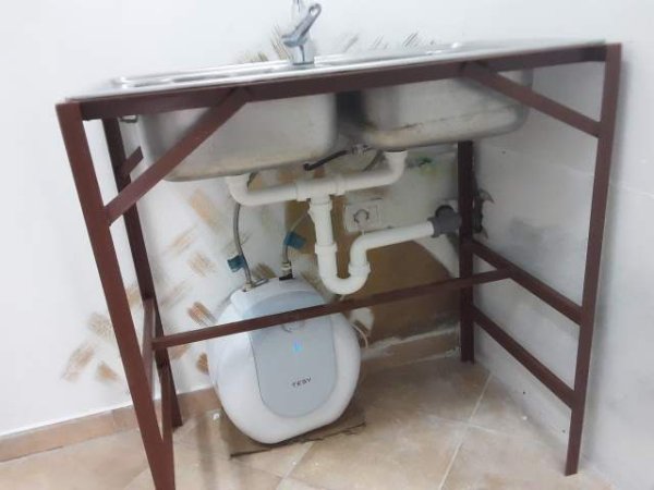 Tirane, shes Banak 2 m i gjatë me syprine kundër ujit, lavapjate
