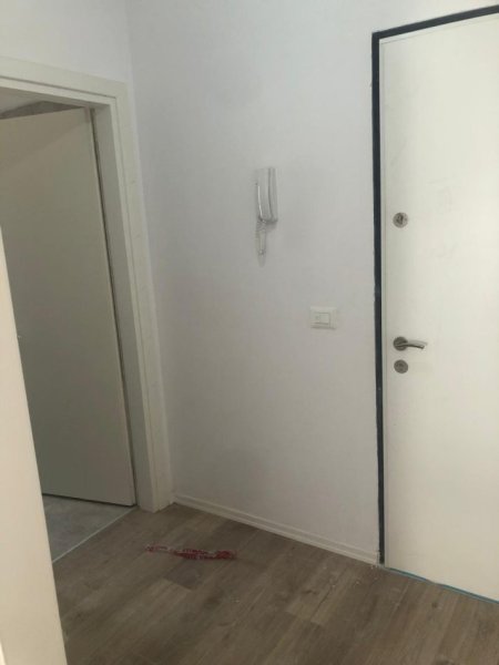 Me Qera te Kompleks Univers City/QTU: Apartament bosh +1 vend-parkim,tip1+1 koridor banjo, ballkon,sipërfaqe 65m2, kat 7-të, në pallat ri 9-kat, Qera 300 €/muaj, "Univers City" 450m rruga dytësore Tir-Durrës rr. Bylis/Industriale, tek QTU /Coca-Cola, si dhe 7-km ose 14-min me auto nga qendra Tiranës
