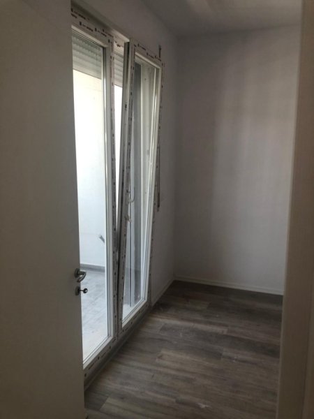 Me Qera te Kompleks Univers City/QTU: Apartament bosh +1 vend-parkim,tip1+1 koridor banjo, ballkon,sipërfaqe 65m2, kat 7-të, në pallat ri 9-kat, Qera 300 €/muaj, "Univers City" 450m rruga dytësore Tir-Durrës rr. Bylis/Industriale, tek QTU /Coca-Cola, si dhe 7-km ose 14-min me auto nga qendra Tiranës