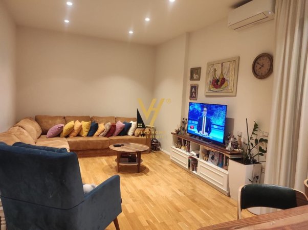 JEPET APARTAMENT 2+1+2+BLK ME QERA TE RRUGA E BARRIKADAVE 1.000 EURO