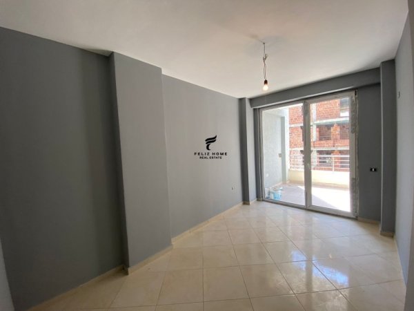 APARTAMENT ME QERA,KOPSHTI BOTANIK,400 EURO.