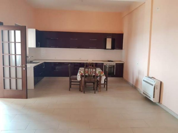 Elbasan, shitet ambjent biznesi 1.672 m² 650.000 Euro