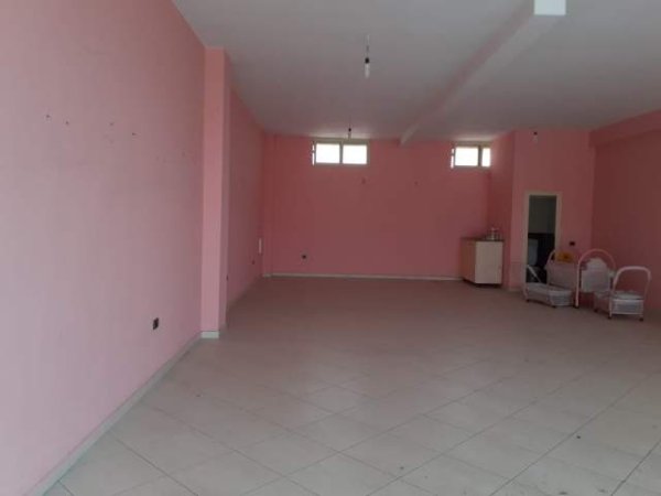 Elbasan, shitet ambjent biznesi 124 m² 1.000 Euro/m2