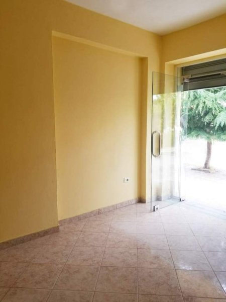 Elbasan, shitet dyqan 18 m² 15.000 Euro