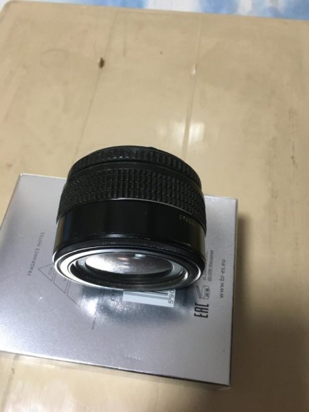 Shes aparate profesionale fotografike me film dhe me karte memorie si dhe objektiva dhe blica etj..