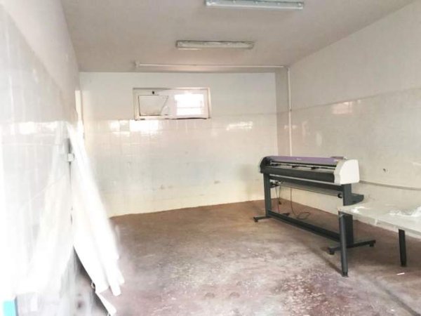 Tirane, shitet magazine 220 m² 240.000 Euro