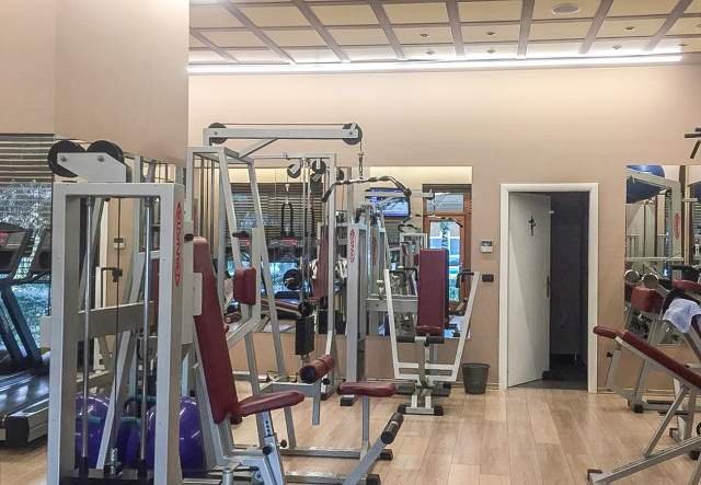 Tirane, shitet dyqan 104 m² 250.000 Euro