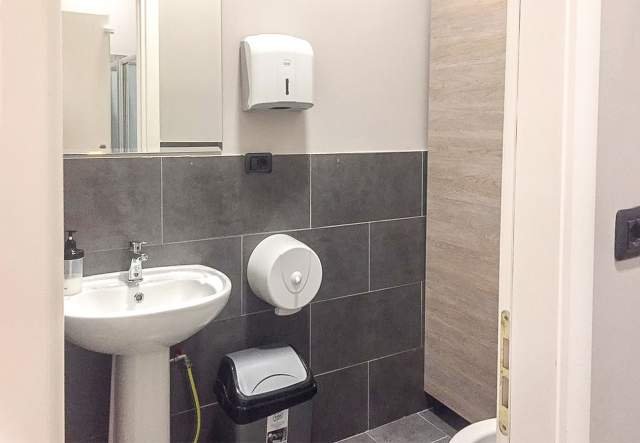 Tirane, shitet dyqan 104 m² 250.000 Euro