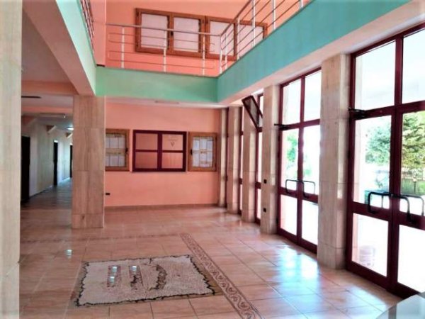 Tirane, shitet ambjent biznesi 3.120 m² 2.200.000 Euro