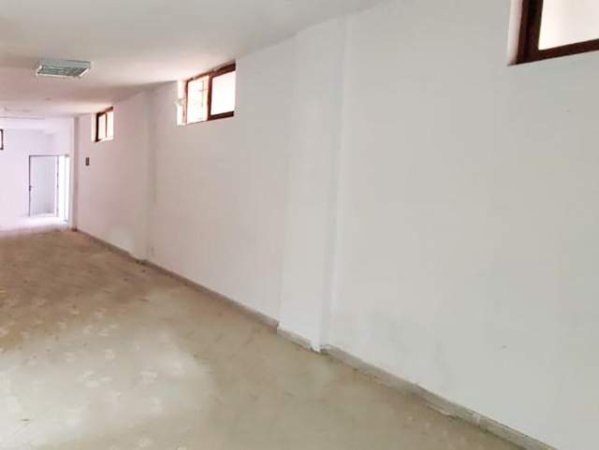 Tirane, shitet dyqan 200 m² 120.000 Euro