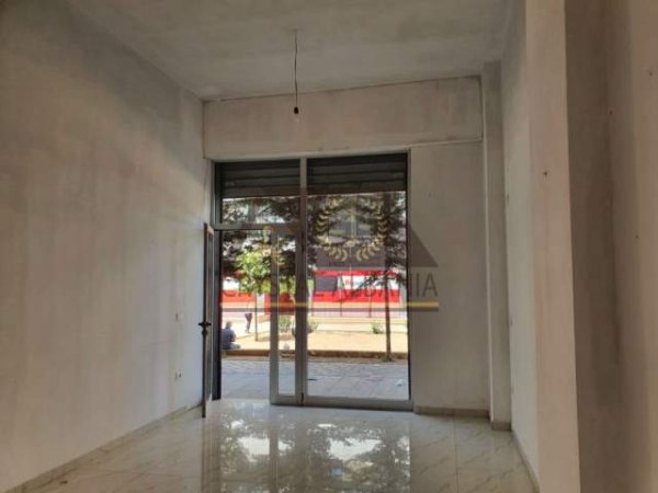 Tirane, shitet dyqan Kati 1, 30 m² 60.900 Euro (Bulevardi "Bajram Curri")