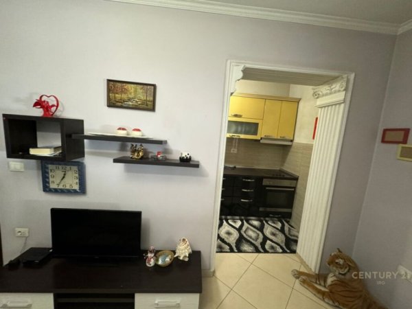 Apartament 1+1 për Qira, në Rrugën e Barrikadave!!