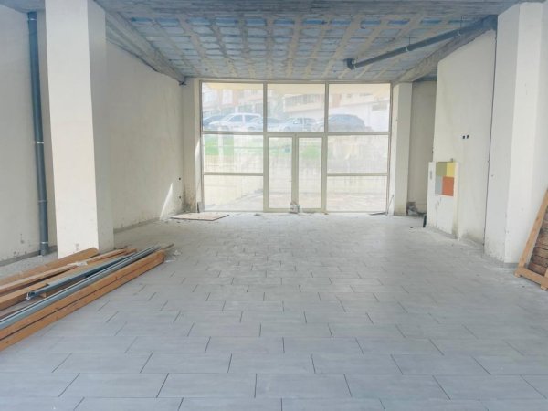 Disponojmë Ambient Biznesi, për Shitje.
Ambienti ndodhet në Rrugën e "ULLISHTES", Liqeni I Thate, Tiranë.