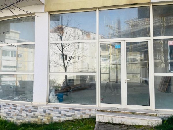 Disponojmë Ambient Biznesi, për Shitje.
Ambienti ndodhet në Rrugën e "ULLISHTES", Liqeni I Thate, Tiranë.