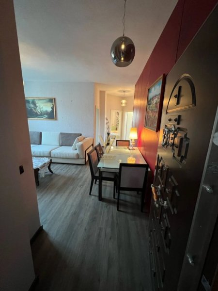 JEPET APARTAMENT 2+1 ME QERA TE GARDA, BLLOKU 800 EURO